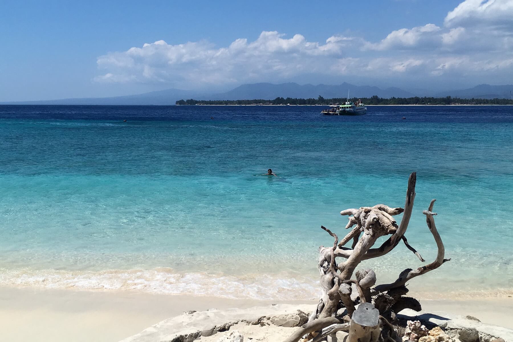Kristallklares Wasser und weißer Sandstrand auf den Gilis, vor Lombok.