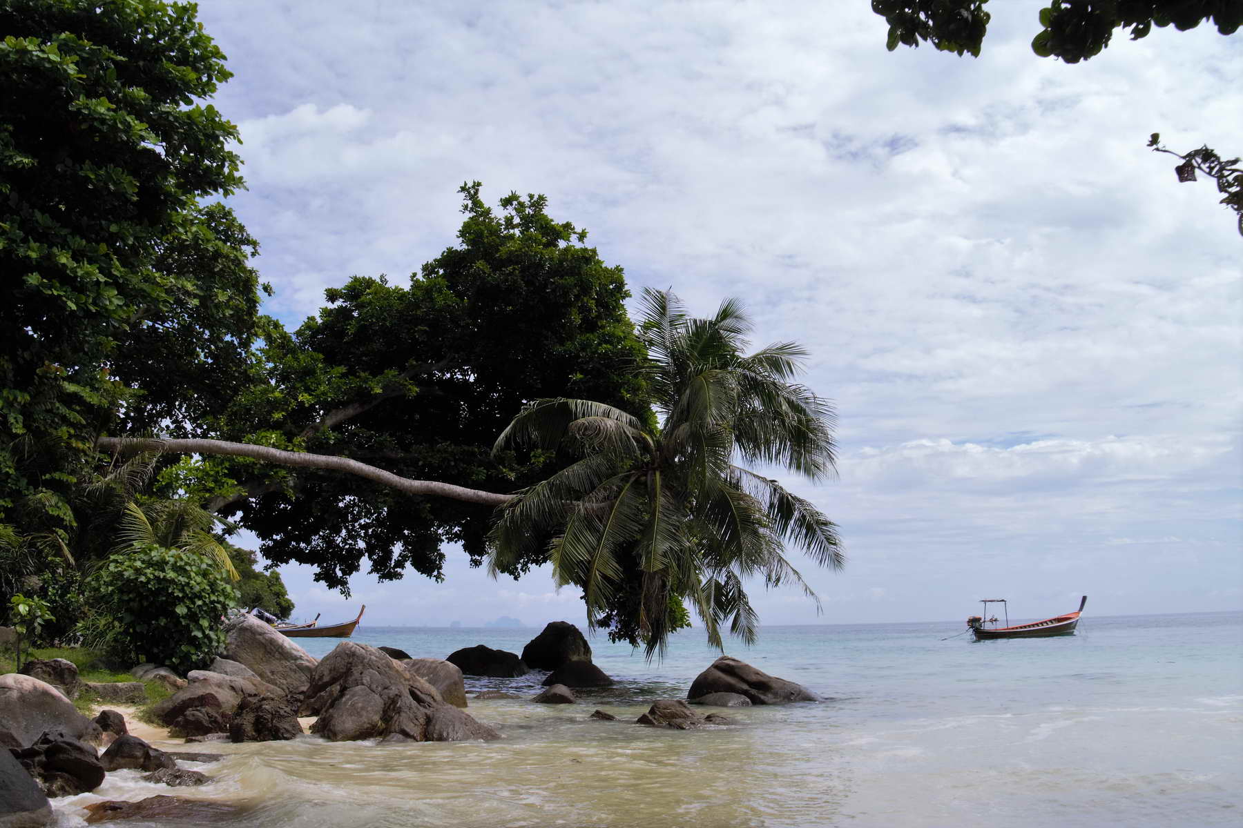 idyllischer Strand in Koh Phi Phi, abseits vom Trubel