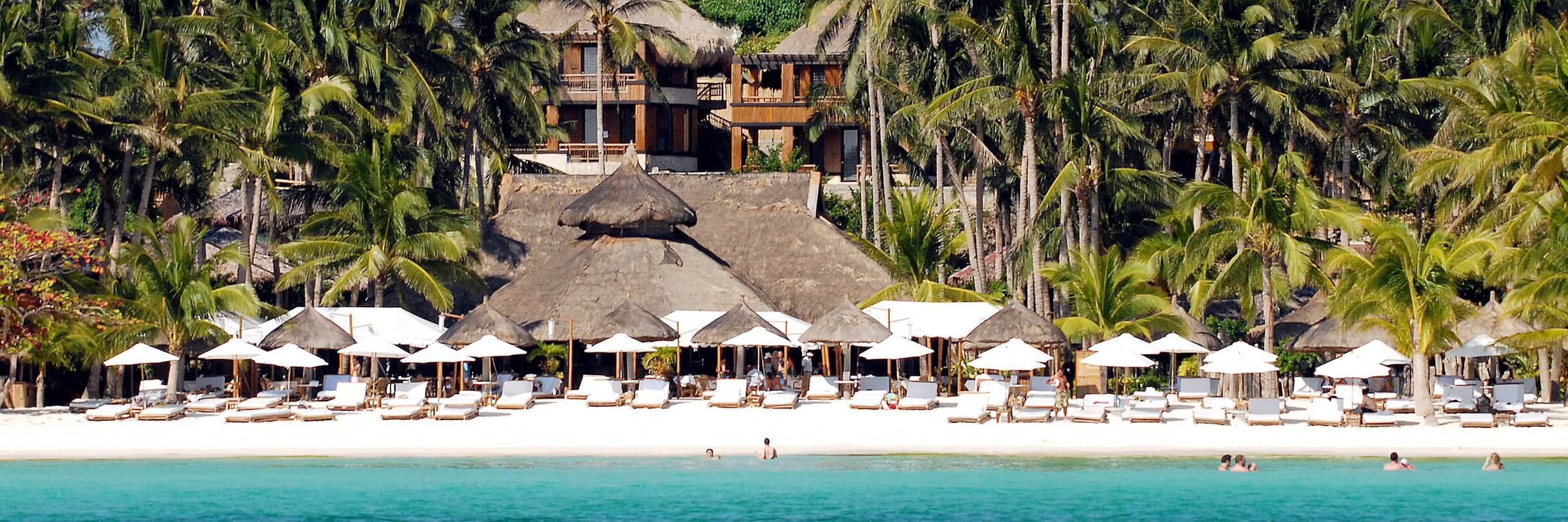 Die einladende Strandanlage des Firdays auf Boracay, Philippinen mit dem Hotelensemble im Hintergrund