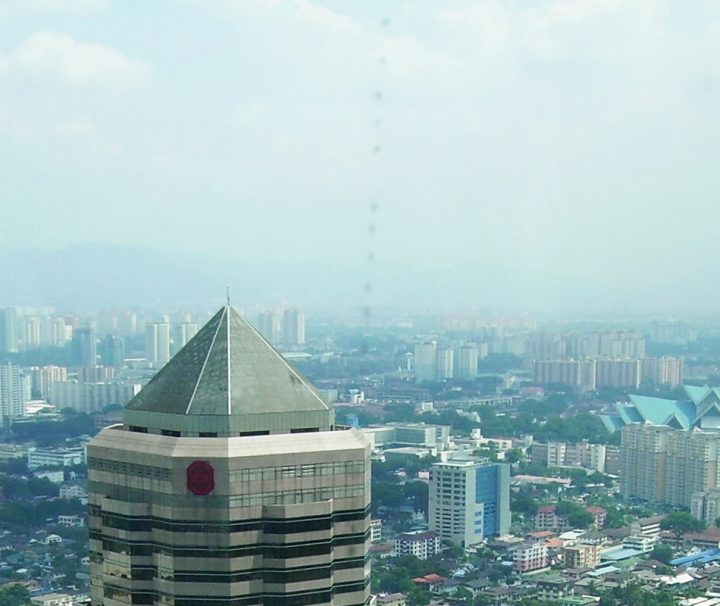 Von der Skybridge, die die zwei Türme des Petronas Twin Towers verbindet, kann man einen Ausblick auf Kuala Lumpurs Stadtlandschaft und die umliegenden Wolkenkratzer genießen.