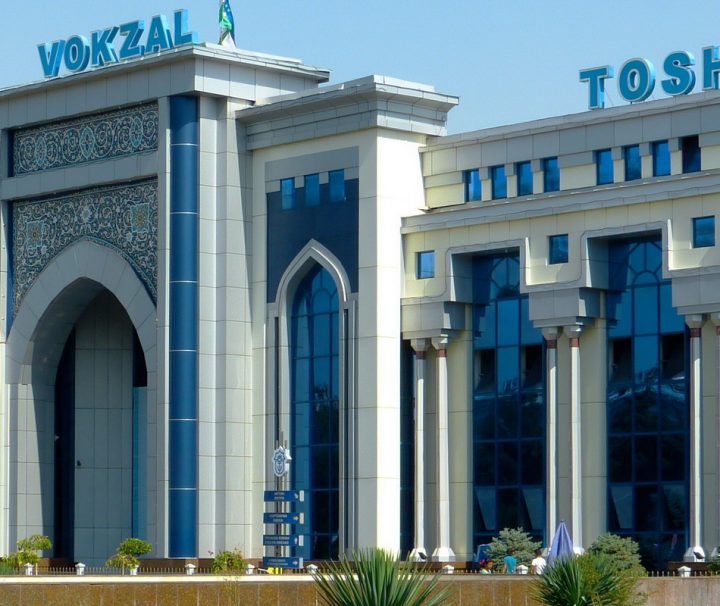 Der Bahnhof von Taschkent ist ein wichtiger Knotenpunkt des Eisenbahnnetzes in Zentralasien und verbindet innerhalb Usbekistans die Städte Taschkent, Samarkand und Buchara.
