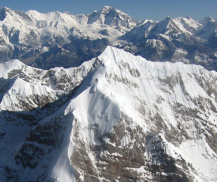 Bei einem Himalaya Rundflug können Gäste die schneebedeckten Gipfel des Himalayas bestaunen.
