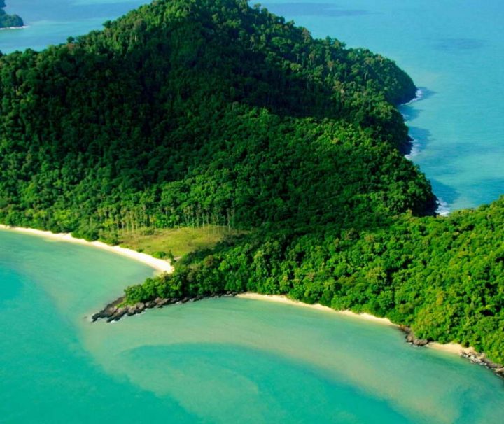 Blick auf Pulau Singa Besar und Pulau Beras Basah, zwei der knapp 100 malaysischen Inseln im Indischen Ozean.