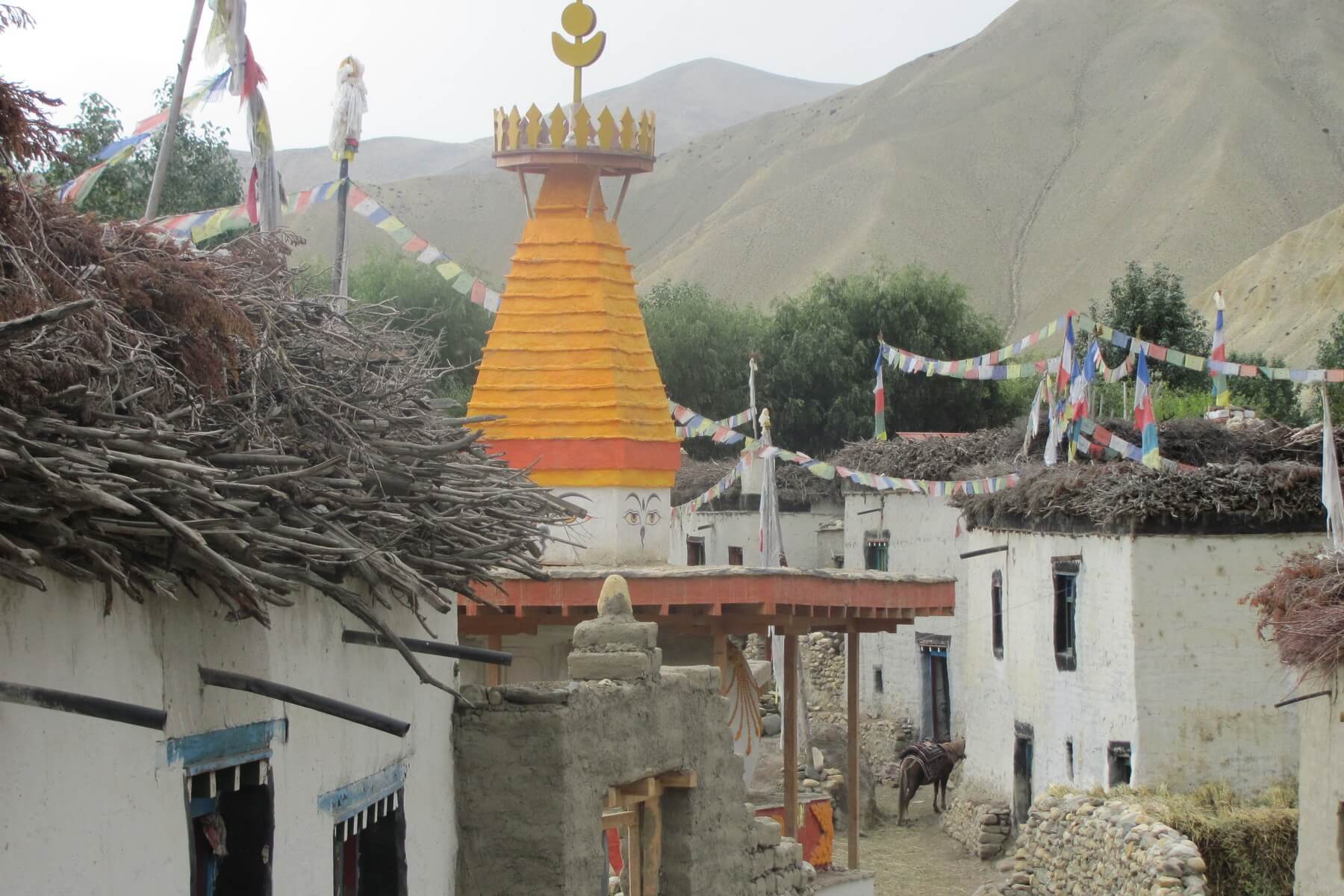Buddhistische Chorten und Gebetsfahnen sind uralte Traditionen in den Gebieten des Himalaya-Gebirges und auch Nepal häufig vorzufinden.