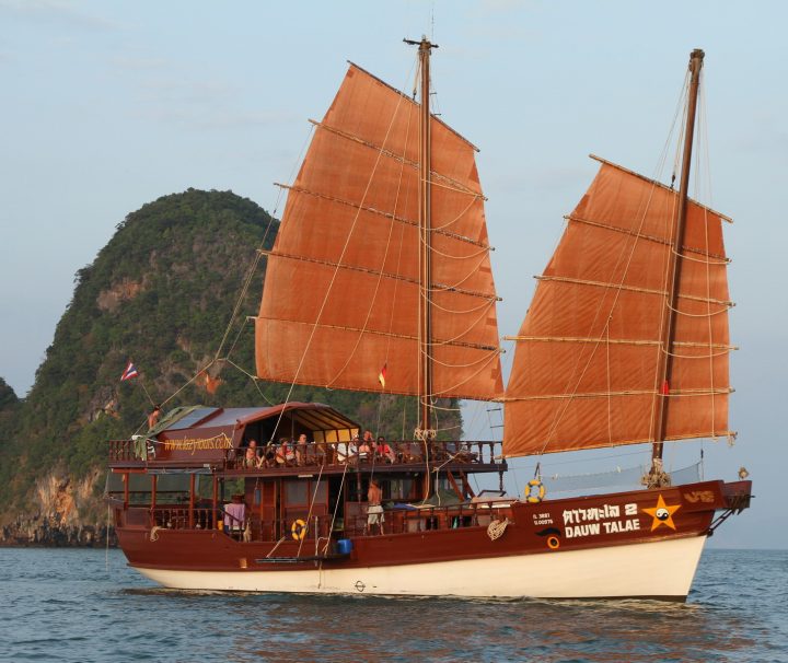 An Bord der Dschunke „Dauw Talae 2“ lässt sich die faszinierende Landschaft der Andamanensee aus einer einmaligen Perspektive erleben.