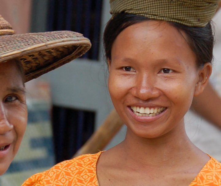 Frauen in Myanmar tragen ihre Einkäufe von den Märkten oft in geflochtenen Körben auf dem Kopf.