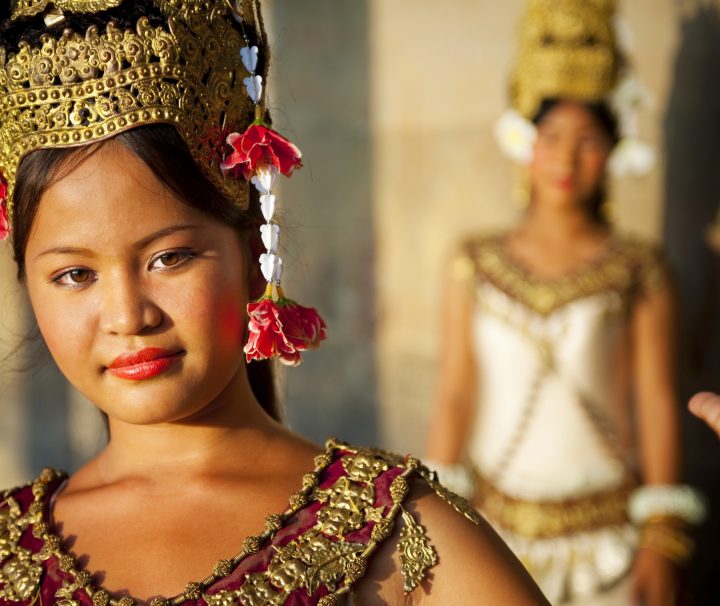 Eine wunderschöne, junge Aspara Tänzerin in Angkor Kambodscha