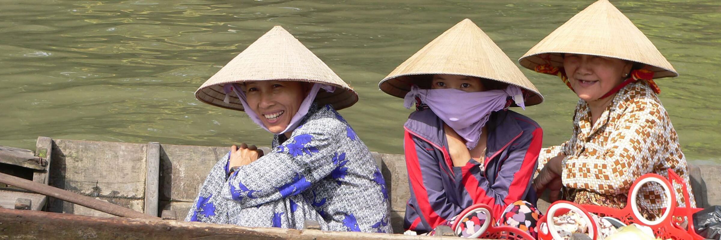 Eine Gruppe Frauen ist in einem Boot in Cần Thơ im Mekong Delta unterwegs.