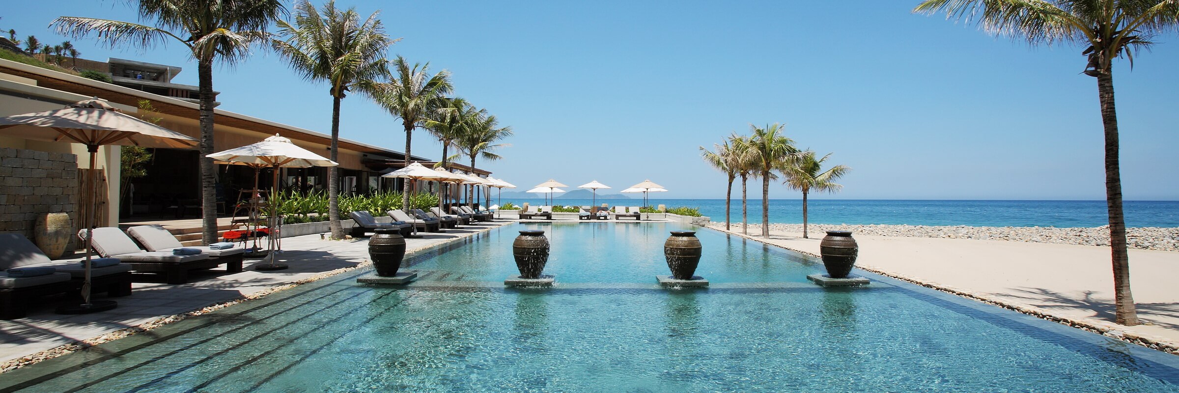 Der große Swimmingpool im Mia Resort Nha Trang befindet sich in Strandhähe und ist allen Gästen zugänglich.