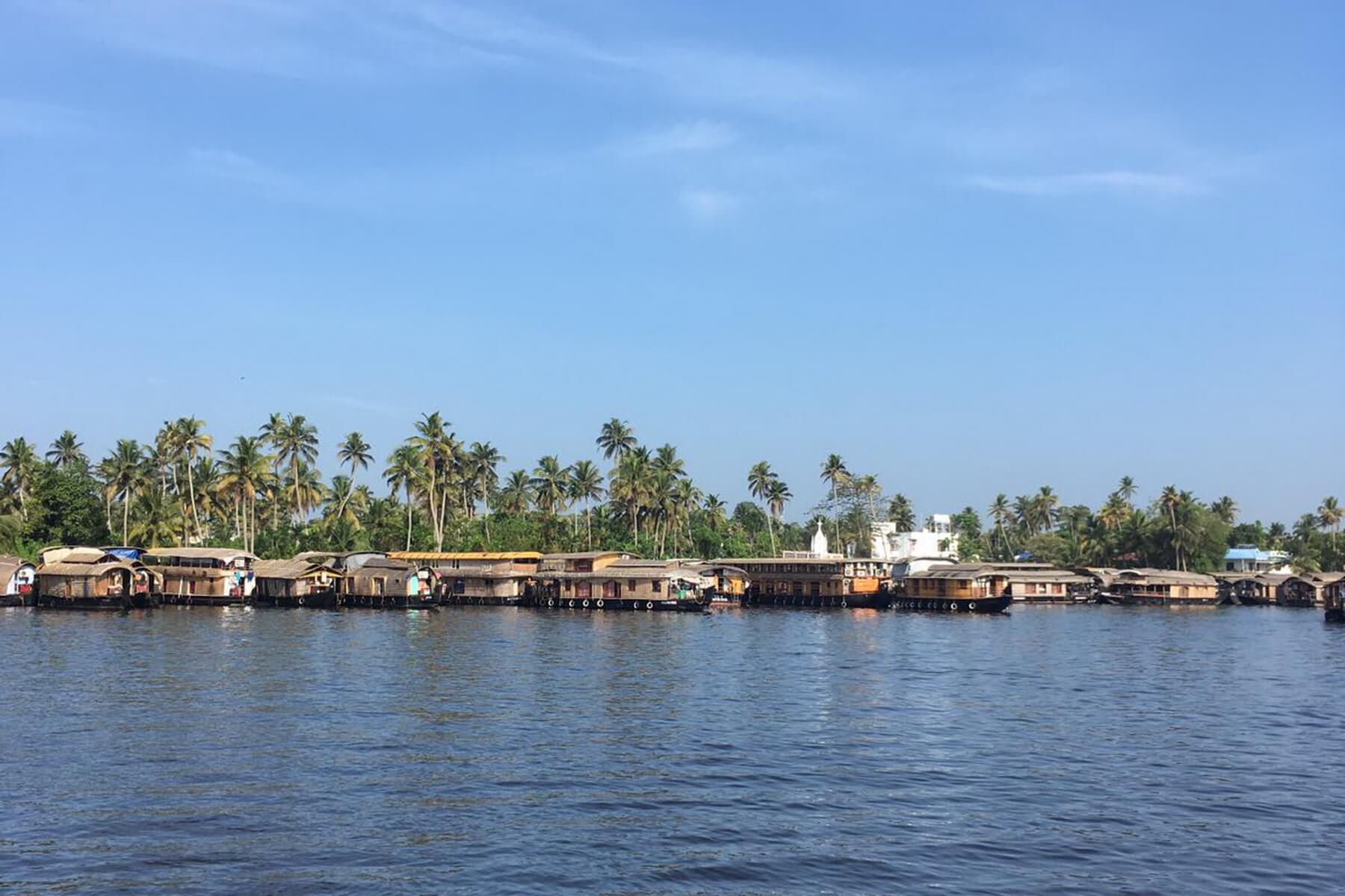 Hausboothafen auf den Backwaters in Kerala
