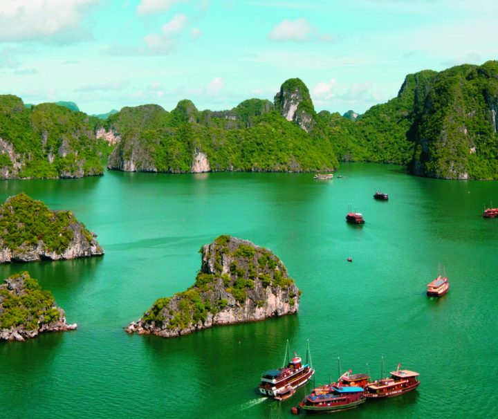 In der etwa 170 km östlich von Hanoi gelegen Halong-Bucht im Golf von Tonkin ragen rund 2.000 Inseln aller Größen und in skurrilen Formen aus dem Wasser.