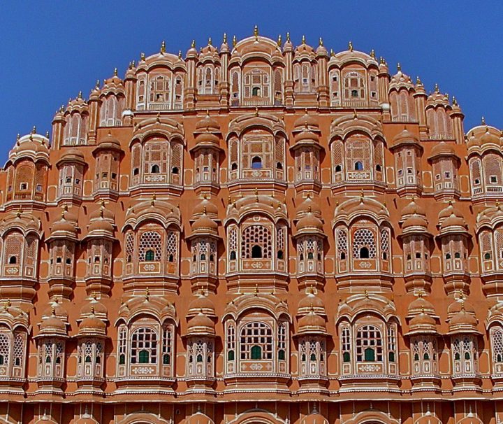 Der Palast der Winde, auch Hawa Mahal genannt, ist das Symbol der Stadt Jaipur, die auch als „Pink City“ bekannt ist.