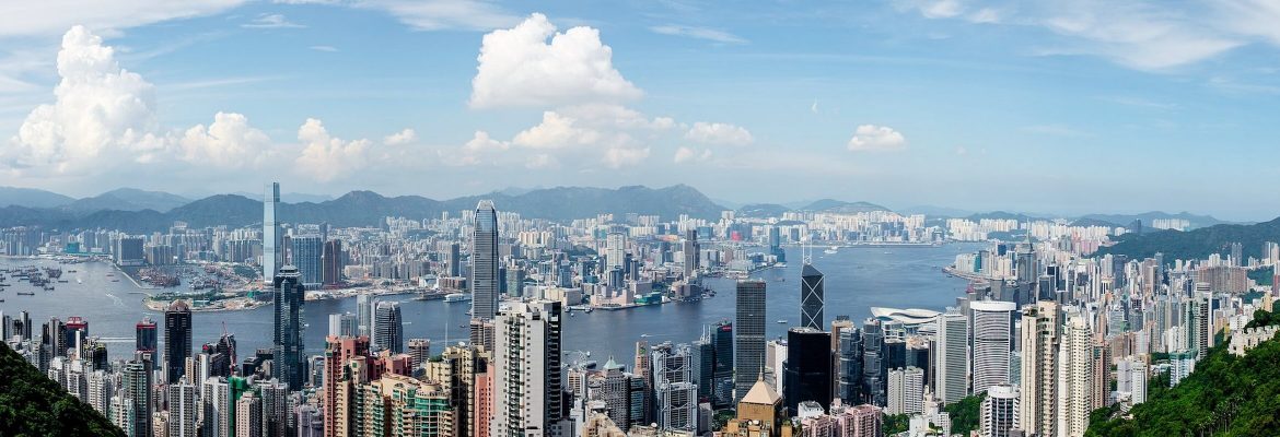 Die Halbinsel Kowloon und der Norden von Hong Kong Island, die durch die schmale Meerenge Victoria Harbour getrennt sind, sind die dichtbesiedelsten Gebiete Hongkongs.