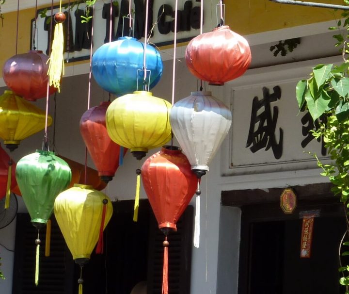Der Anblick von mit farbenfrohen Lampions geschmückten Hauswänden ist keine Seltenheit in Hoi An.