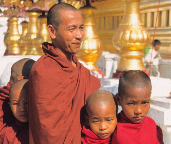Im stark buddhistisch geprägten Myanmar trifft man überall auf Mönche und Novizen.
