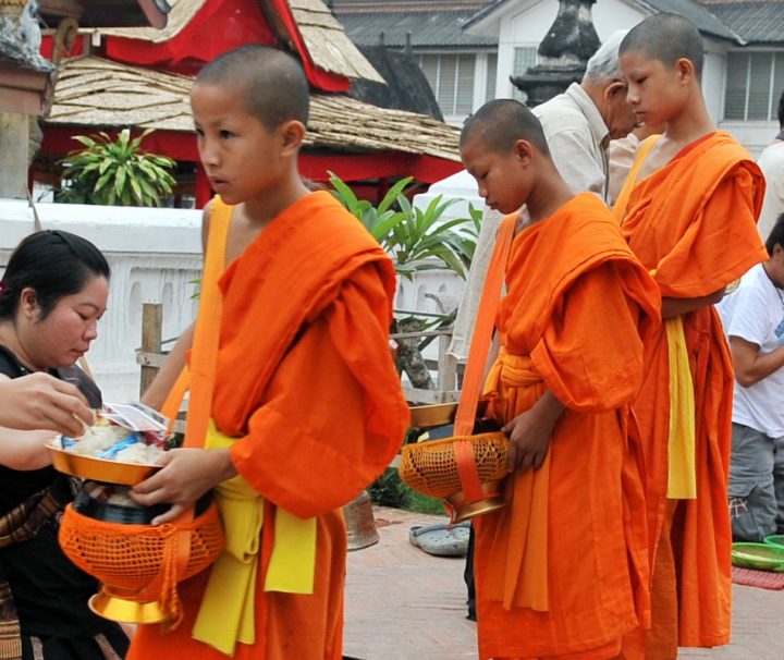 Novizen und Mönche beim Tak Bat in Luang Prabang