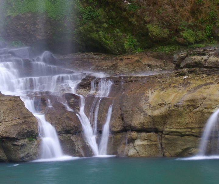 Der Pagsanjan-Wasserfall auf Luzon befindet sich in der philippinischen Provinz Laguna und gehört zu den größten touristischen Sehenswürdigkeiten der Region.