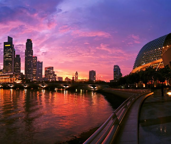 Besonders während des Sonnenuntergangs bietet Singapur ein traumhaft schönes Fotomotiv.