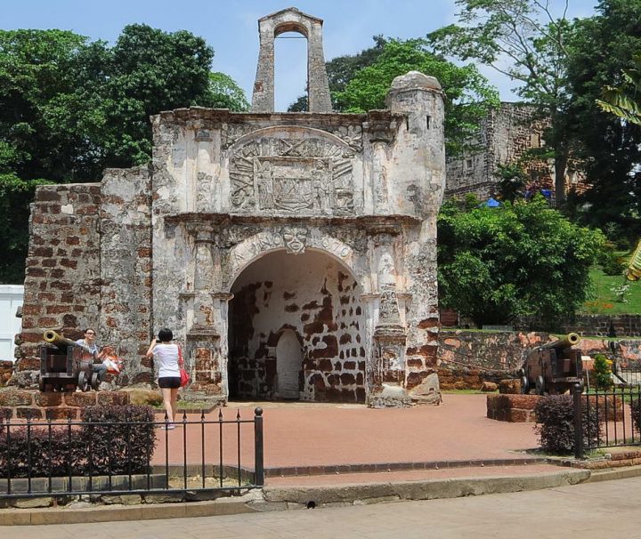 Das Tor Porta de Santiago ist der letzte Überrest des 1511 erbauten, portugiesischen Forts A' Formosa, dass während der britischen Besatzungszeit weitestgehend zerstört wurde.