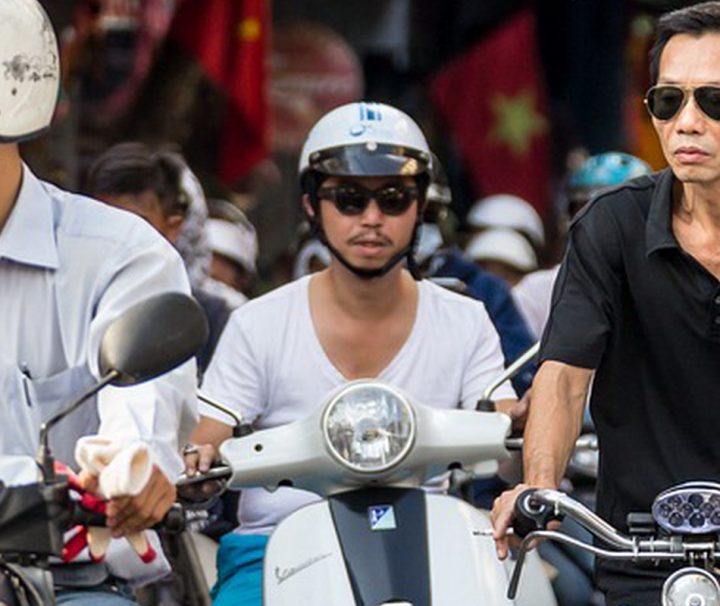 Rollerfahrer prägen das Stadtbild von Hanoi