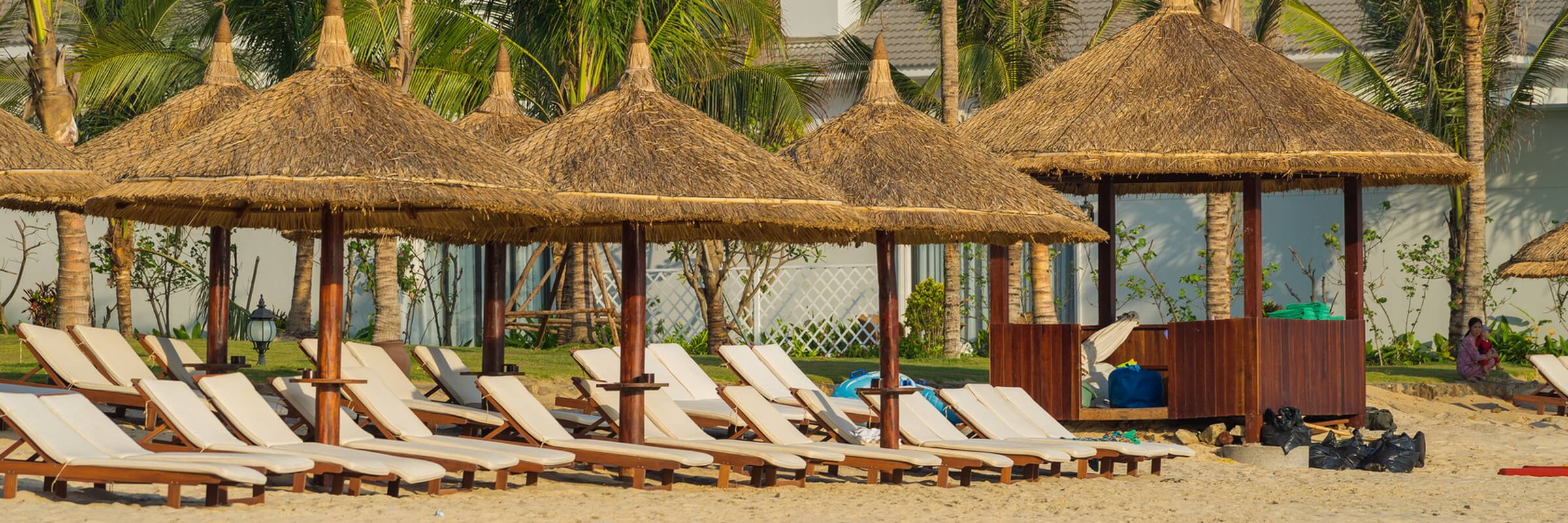 Entlang der Strandpromenade von Nha Trang gibt es Sonnenschirme, Liegestühle und einen umfassenden Strandservice sowie Cafés und Restaurants.