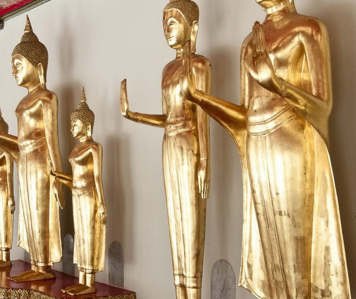 Die stenden Buddha Statuen gehören zu den Attraktionen des Tempels.