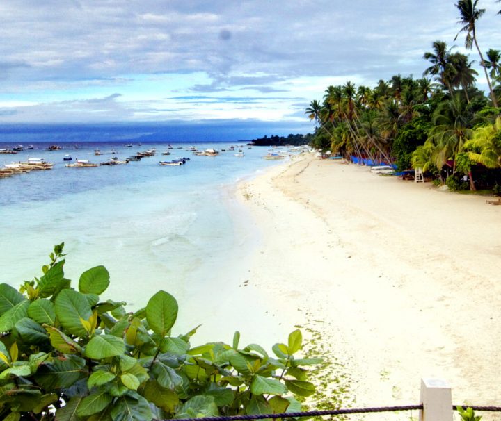 Der weitläufige Strand entlang des Amorita Resort Bohol mit malerischem Panorama