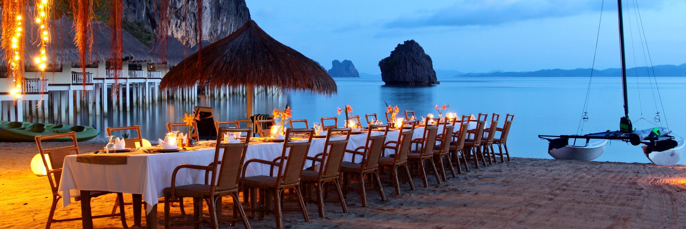Ein Gemütliches Dinner am Strand im El Nido Apulit Island Resort bei Sonnenuntergang