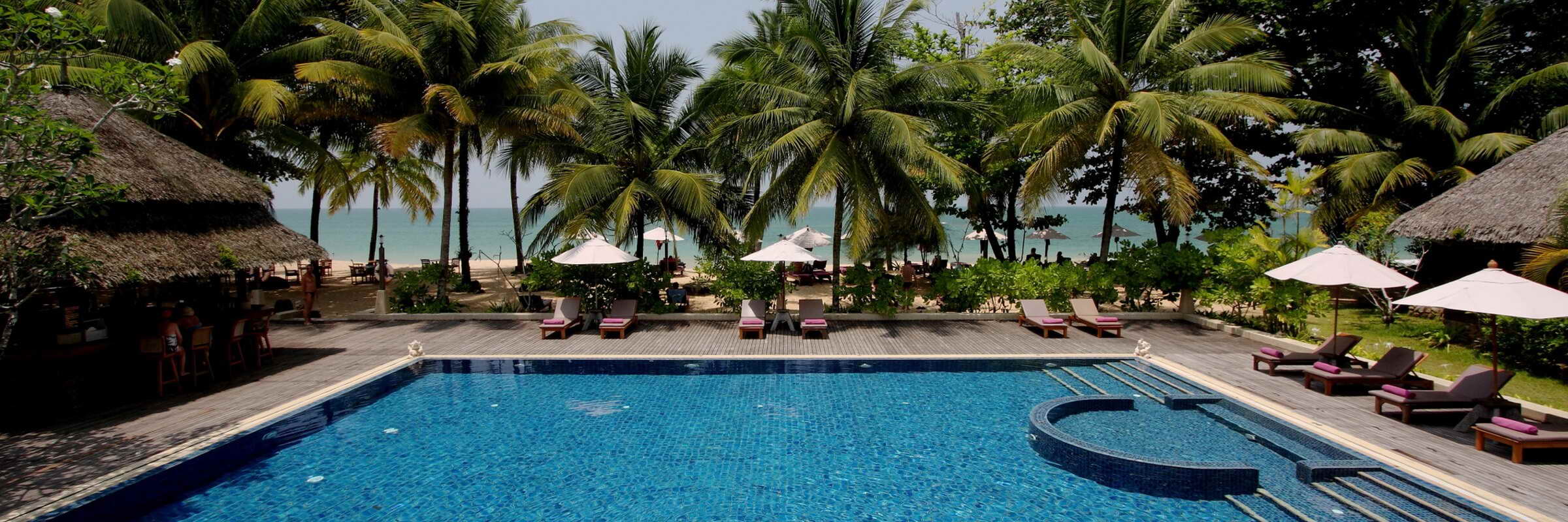 Ein großer Swimmingpool mit Sonnenterrasse lädt im Khaolak Paradise Resort zum Entspannen und Erholen ein.