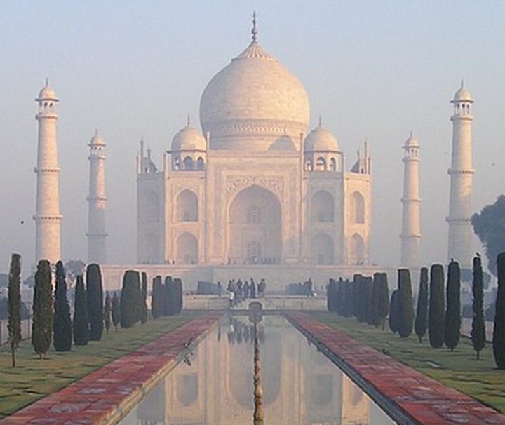 Das Taj Mahal in Agra gehört zu den Highlights einer Indien Reise.