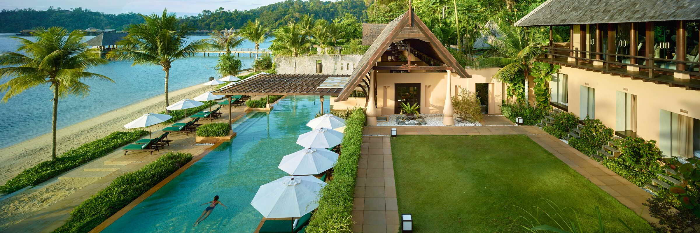 Die luxuriöse Anlage des Gaya Island Resorts ist umgeben von tropischer Dschungelvegetation und einem üppigen Mangrovenwald.