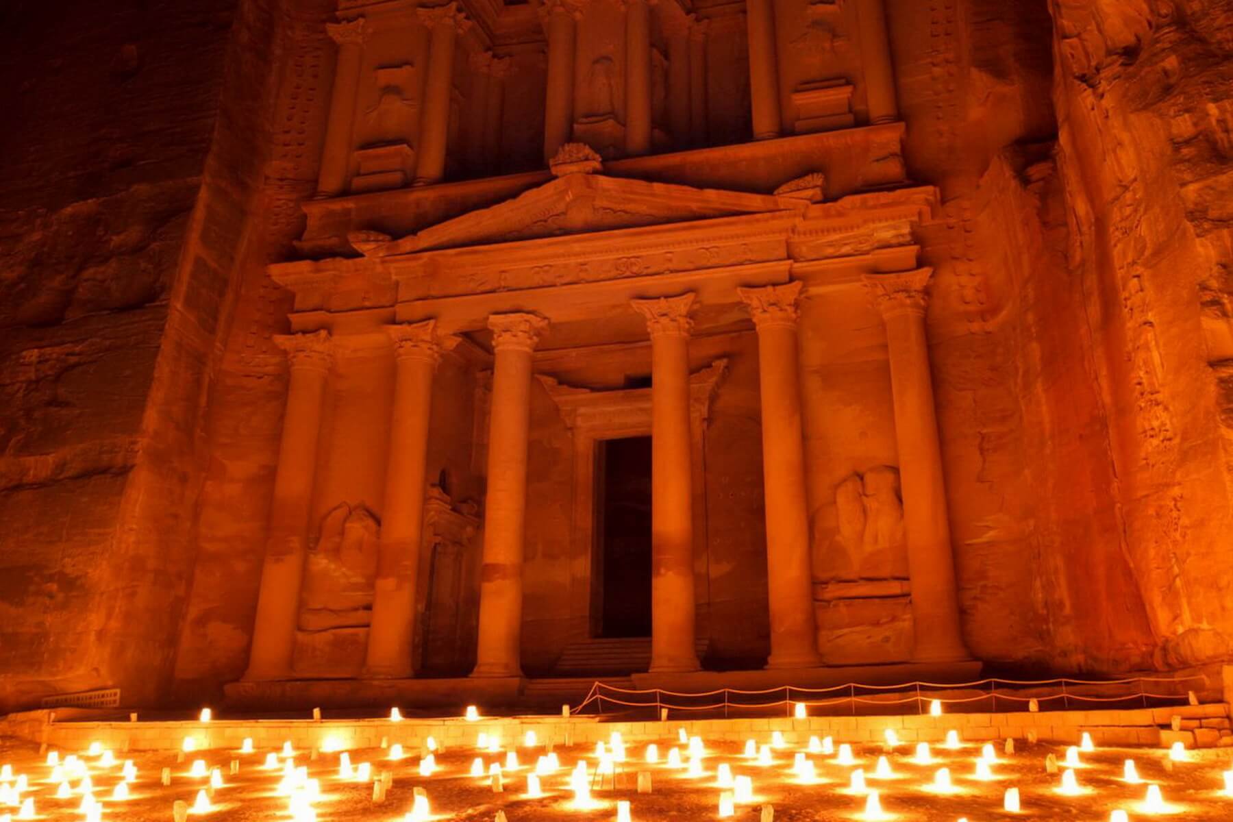 In Petra besteht die Möglichkeit bei einer Nachtwanderung das Khazne al-Firaun (Schatzhaus) im Licht von 1.800 Kerzen zu bestaunen.
