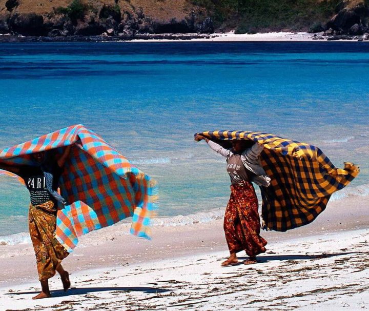 Aufgrund der feinsandigen, palmengesäumten Strandabschnitte und deren Nähe zum Ortskern ist Senggigi ein beliebtes Urlaubsziel.