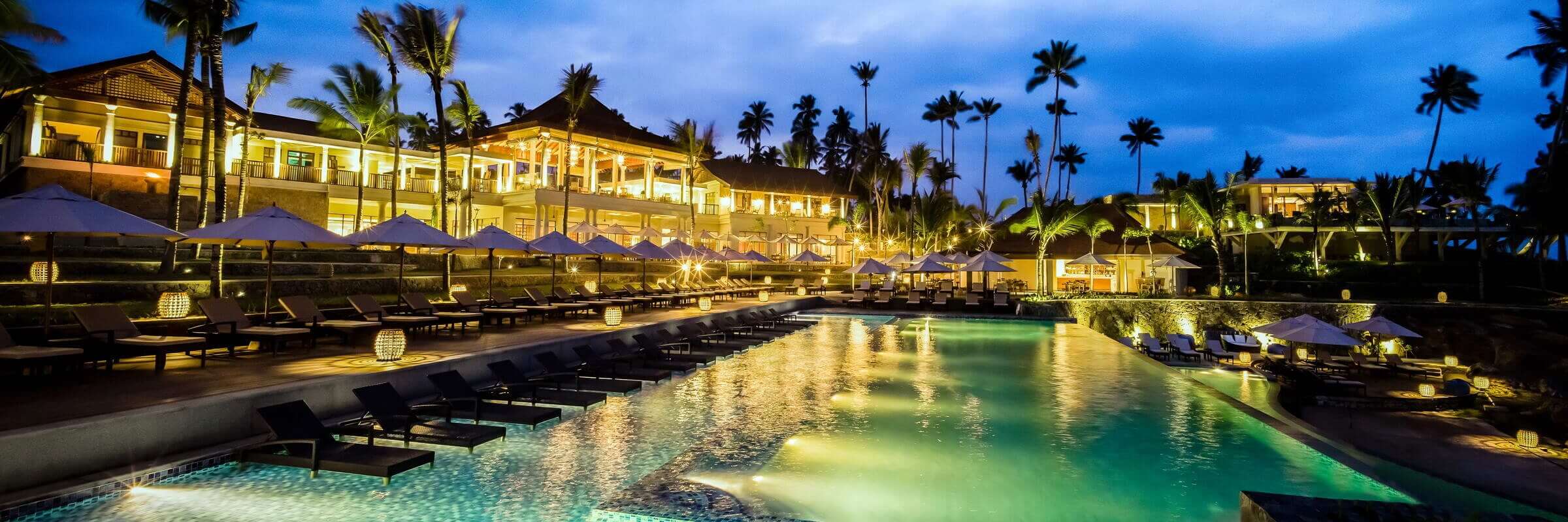 Der einladende Pool im Anantara Peace Haven Tangalle Resort bei Abenddämmerung