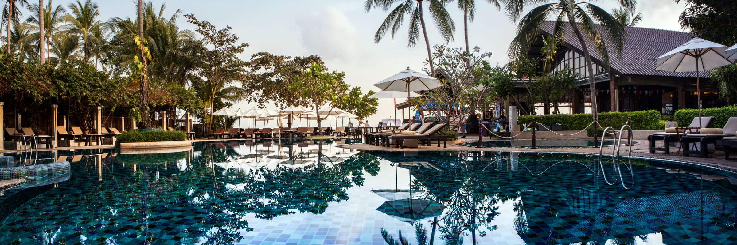 Ausblick auf den schön angelegten Poolbereich mit Sonnenterrasse des Peace Resorts auf Koh Samui, Thailand.