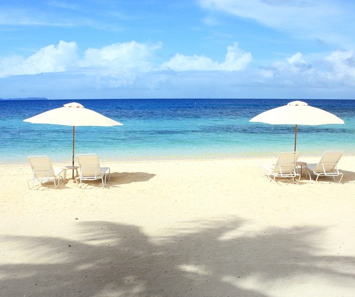 Liegestühle und Badetücher stehen am Privatstrand des Palau Pacific Resorts kostenfrei zur Verfügung.