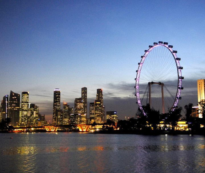 Das Riesenrad Singapur Flyer erreicht eine Höhe von 165 m, in jeder der 28 Gondeln haben 28 Menschen Platz, eine Fahrt dauert etwa 30 Minuten.
