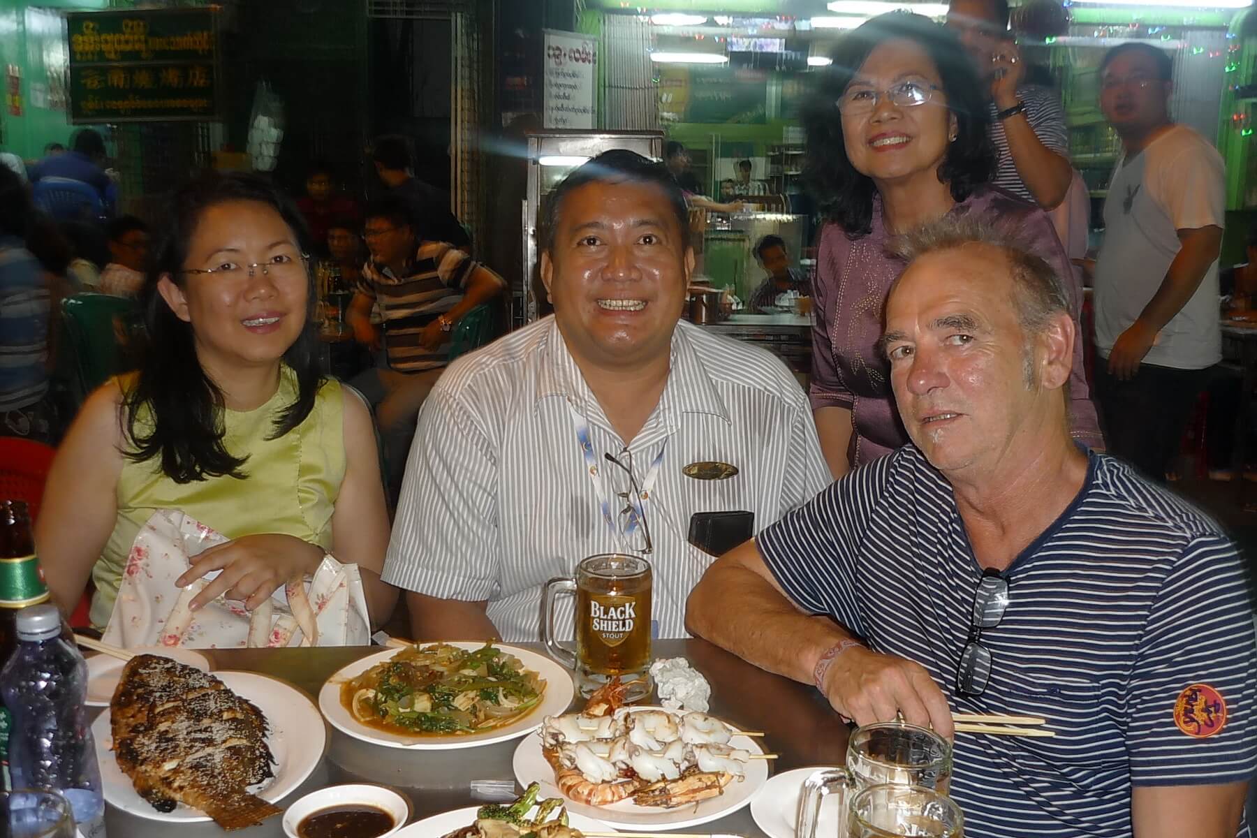 Unser Myanmar Experte beim Abendessen