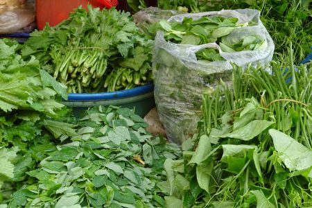Frisches Gemüse und Gewürze für den Kochkurs in Vietnam
