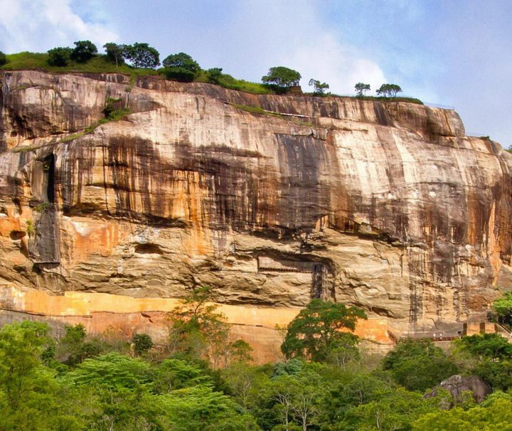 Die Ruinen der historischen Felsenfestung Sigiriya wurden 1982 von der UNESCO zum Weltkulturerbe erklärt.