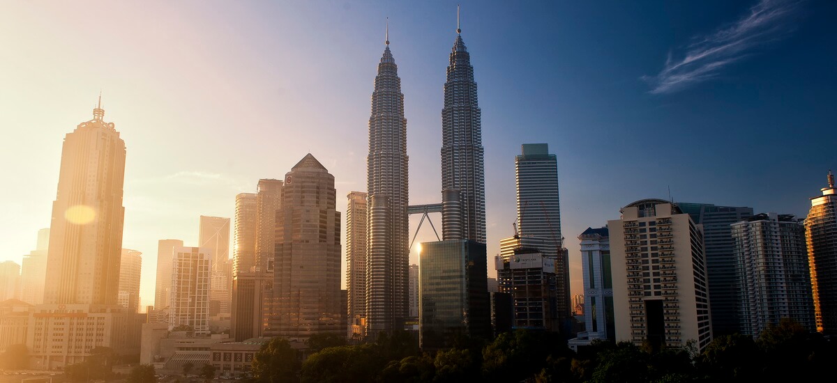 Die beeindruckenden Petronas Twin Towers prägen schon von Weitem die Skyline der Stadt.