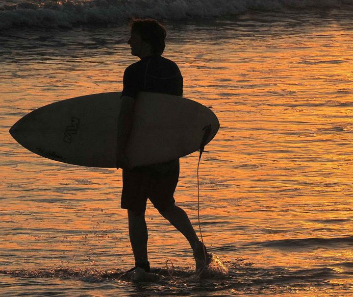 Starke Brandung und ideale Wellen machen den weitläufigen Kuta Beach zu einem der beliebtesten Surfabschnitte auf Bali.