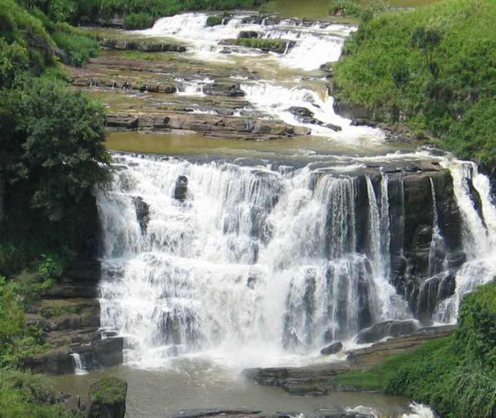 Der St. Claire Wasserfall ist mit einer Höhe von über 265 m der größte von Sri Lanka.
