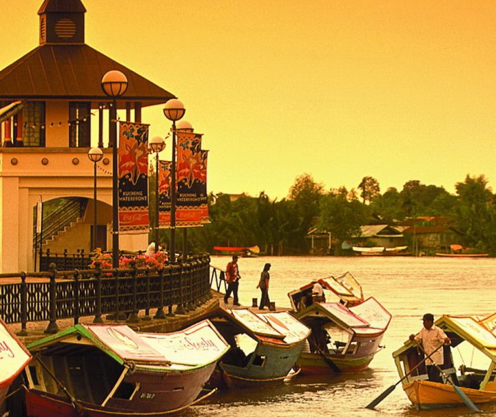 Die Stadt Kuching besitzt eine wunderschöne und sehr gepflegte Uferpromenade entlang des Sarawak-Flusses.