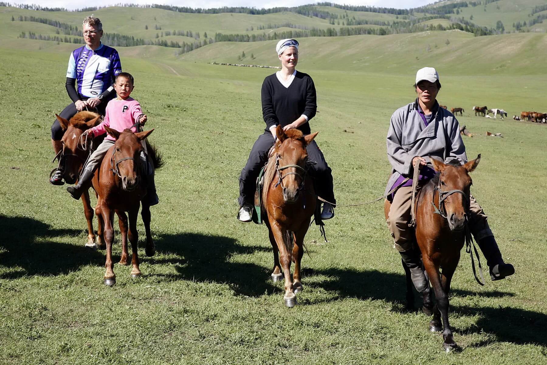 Reiten gehört zur Mongolei einfach dazu und sollte Teil jeder Mongolei Reise sein. Bei einem Ritt durch die weite, unberührte Landschaft stellt sich ein absolutes Gefühl der Freiheit ein.