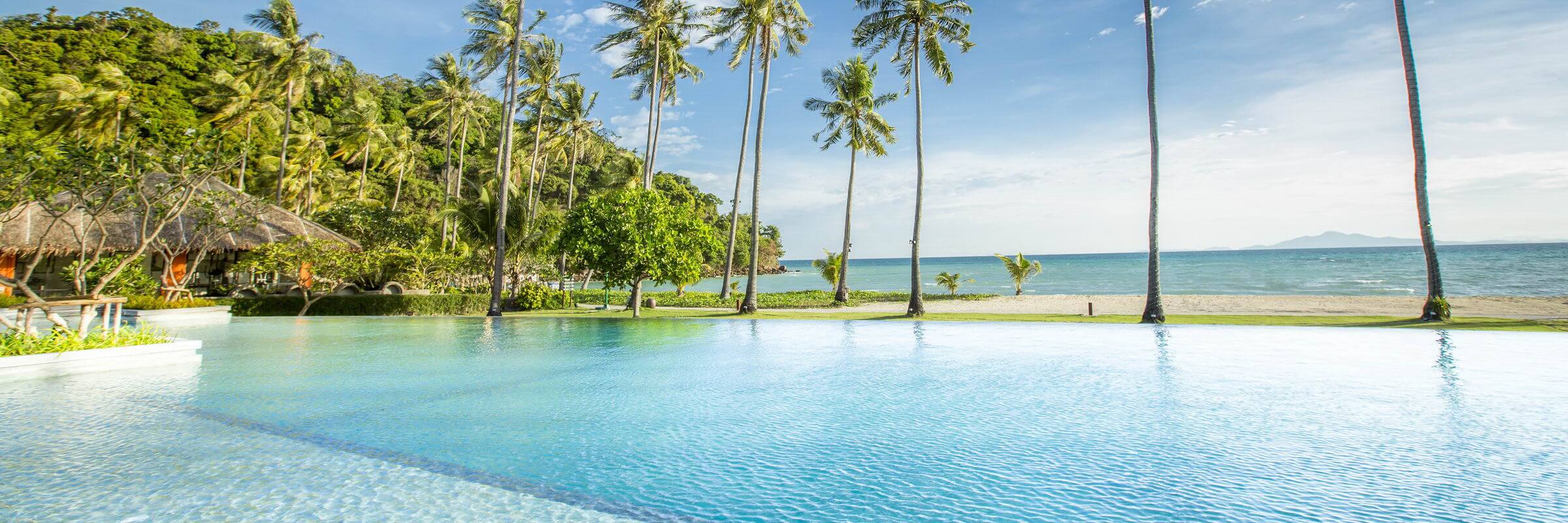 Atemberaubende Panoramasicht vom Infinity Pool im Phi Phi Island Village Beach Resort auf Koh Phi Phi
