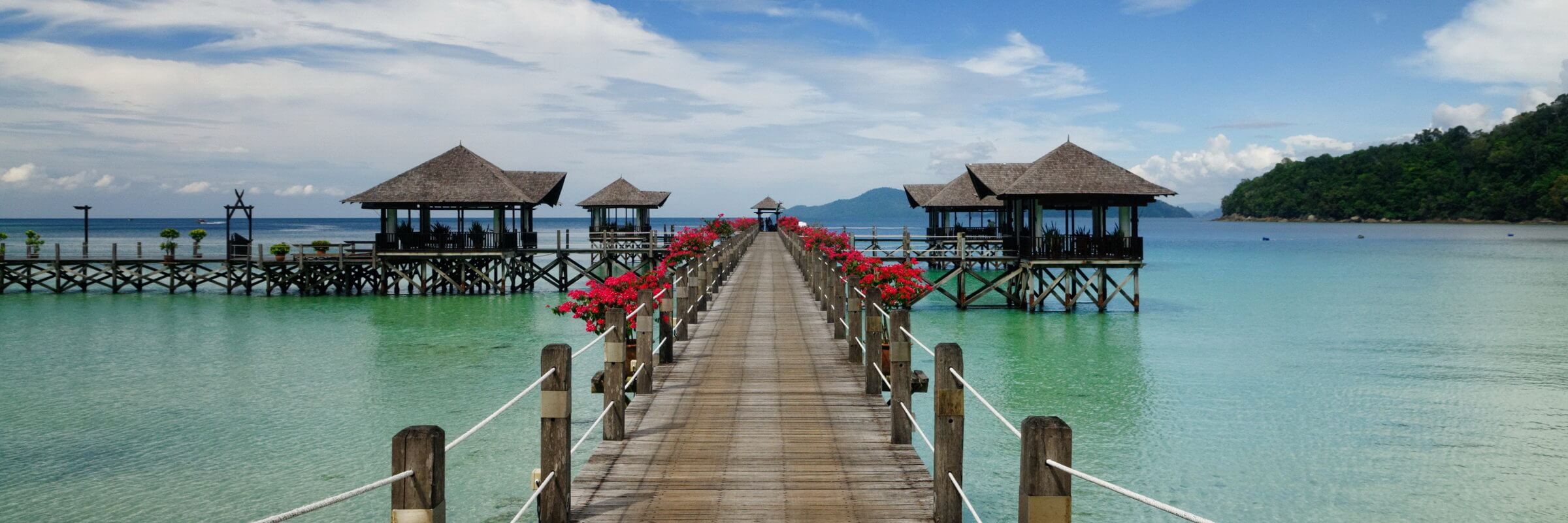 Das Bunga Raya Island Resort & Spa verfügt über mehrere, auf Stelzen gebaute Pavillions, die über Stege miteinander verbunden sind.