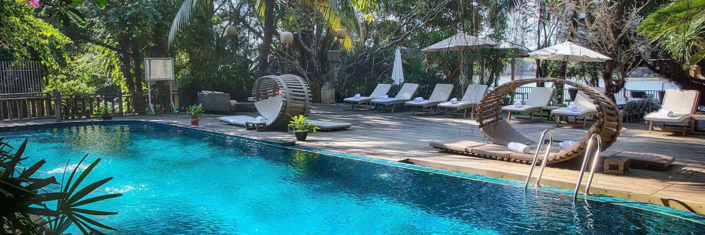 Der einladende Pool mit harmonischer Sonnenterasse des An Lam Retreats Saigon River Boutique-Hotel