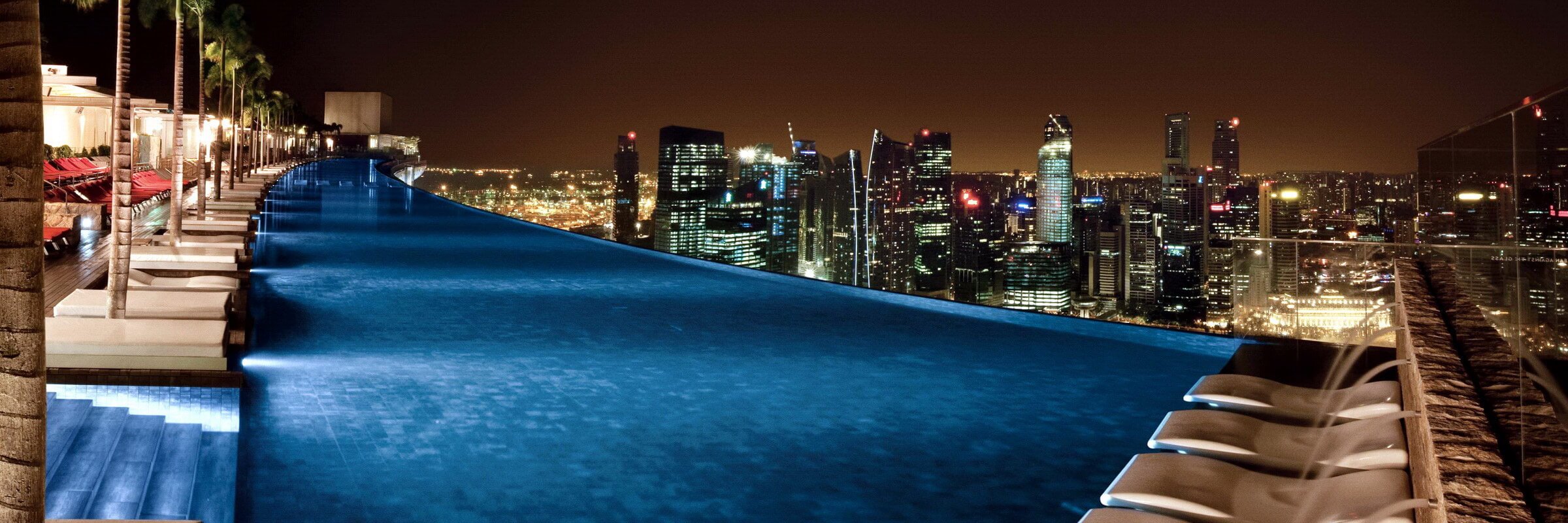 Der einzigartige Pool im Sky Park des Marina Bay Sands mit toller Aussicht bei Nacht