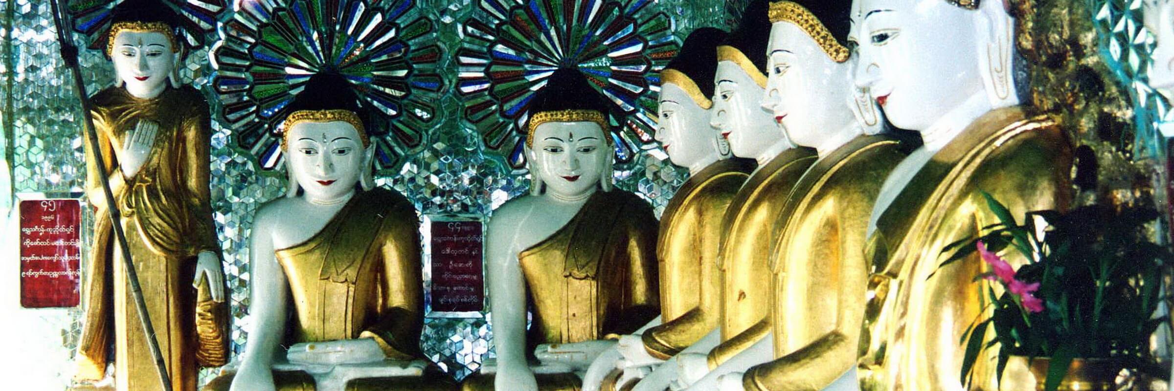 U Min Thonze Pagode in Sagaing, auch Pagode der 30 Höhlen genannt, mit ihren zahlreichen Buddha Figuren